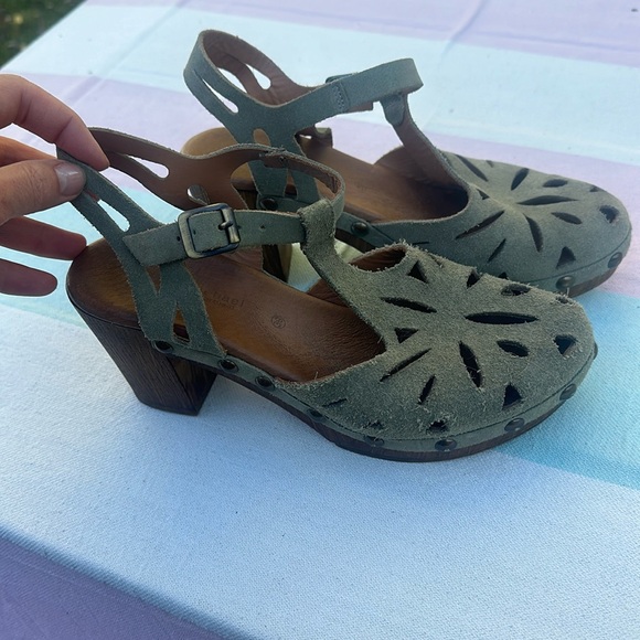 Eric Michael Shoes - Eric Michael Nova EU 39 Leather Cutout Closed Toe Ankle Strap Wood Stud Sandals